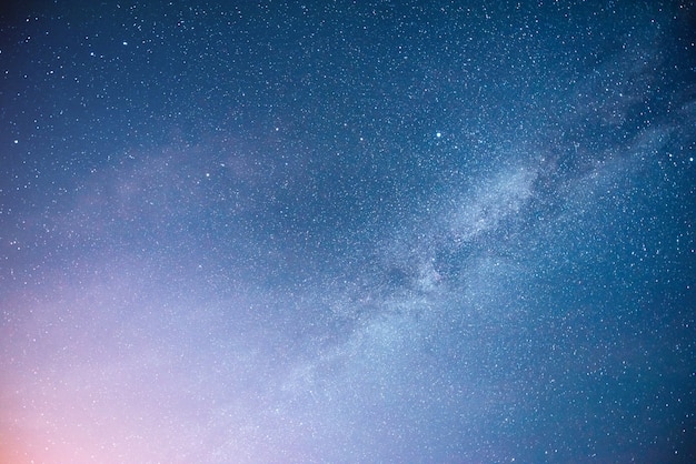 Lebendiger Nachthimmel mit Sternen und Nebel und Galaxie.