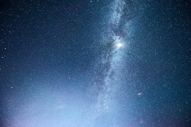 Lebendiger Nachthimmel mit Sternen und Nebel und Galaxie.