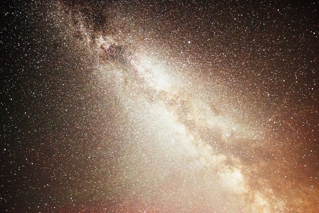 Lebendiger Nachthimmel mit Sternen und Nebel und Galaxie.