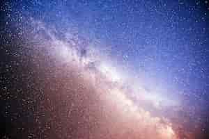 Kostenloses Foto lebendiger nachthimmel mit sternen und nebel und galaxie.