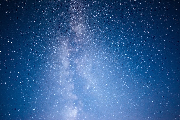 Lebendiger Nachthimmel mit Sternen und Nebel und Galaxie.