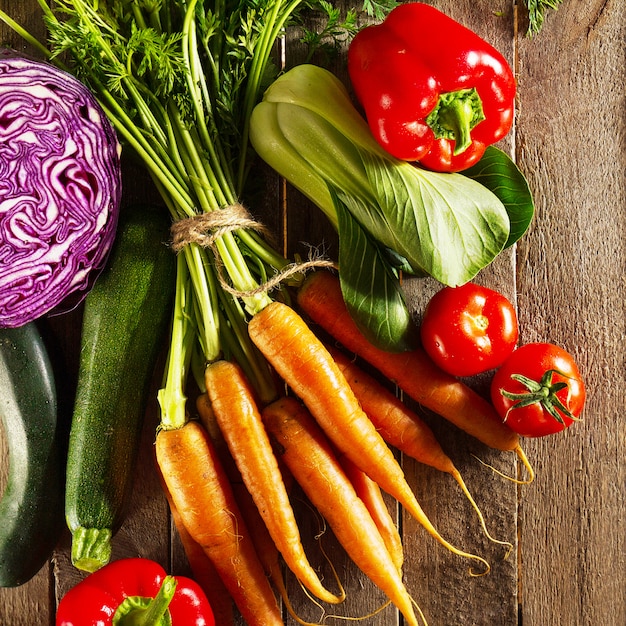 Lebensmittel-Gemüse-Bunter Hintergrund. Geschmackvolles Frischgemüse auf Holztisch. Draufsicht mit Textfreiraum.