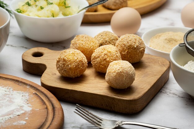 Lebensmittelkroketten mit hohem Winkel an Bord