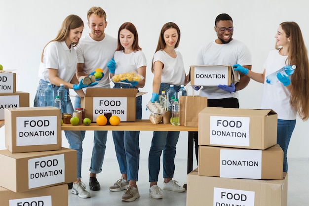 Lebensmittelspendenbox, die von Smiley-Freiwilligen vorbereitet wird