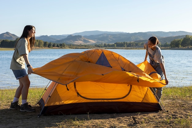 Kostenloses Foto lebensstil der menschen, die auf dem campingplatz leben
