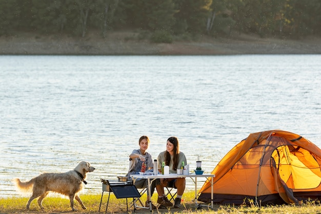 Kostenloses Foto lebensstil der menschen, die auf dem campingplatz leben