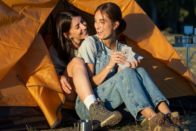 Kostenloses Foto lebensstil der menschen, die auf dem campingplatz leben