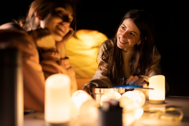 Kostenloses Foto lebensstil der menschen, die auf dem campingplatz leben