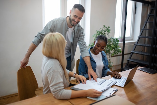 Kostenloses Foto lebensstil der menschen im büro