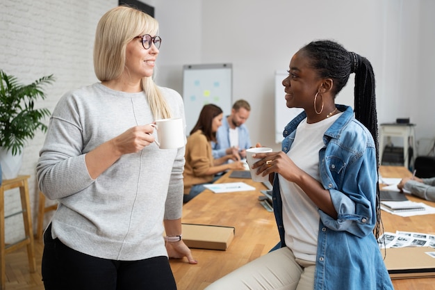 Kostenloses Foto lebensstil der menschen im büro