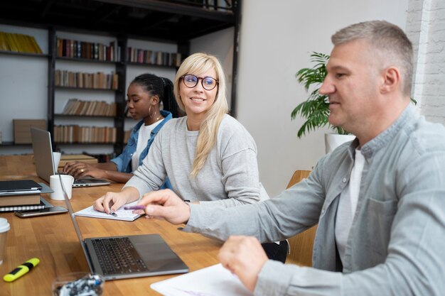 Lebensstil der Menschen im Büro