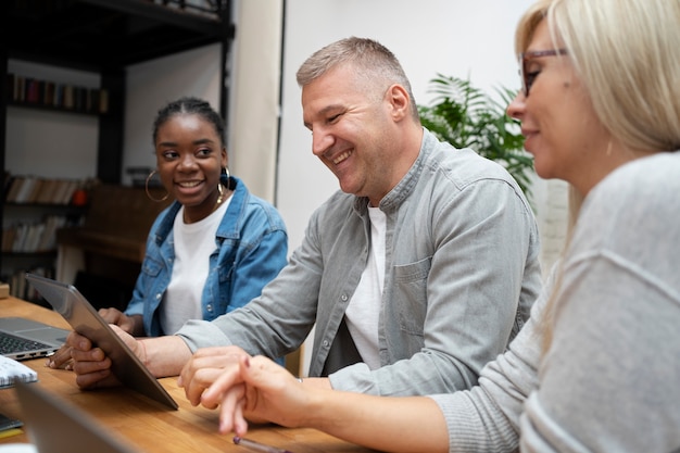 Kostenloses Foto lebensstil der menschen im büro