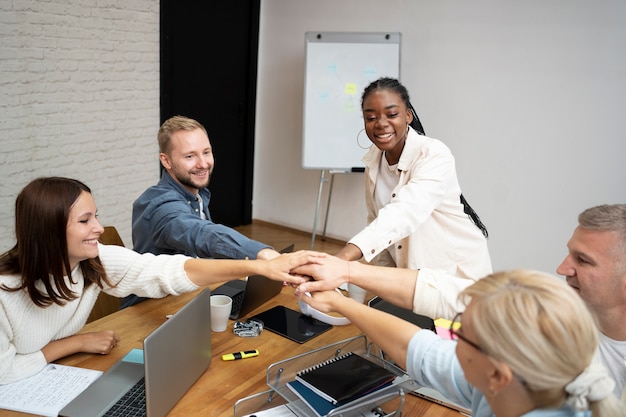 Kostenloses Foto lebensstil der menschen im büro