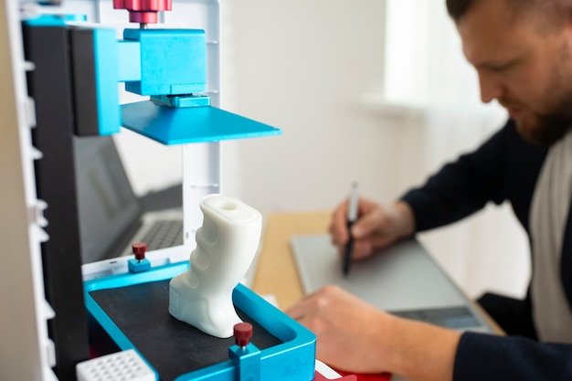 Kostenloses Foto lebensstil des designers mit einem 3d-drucker