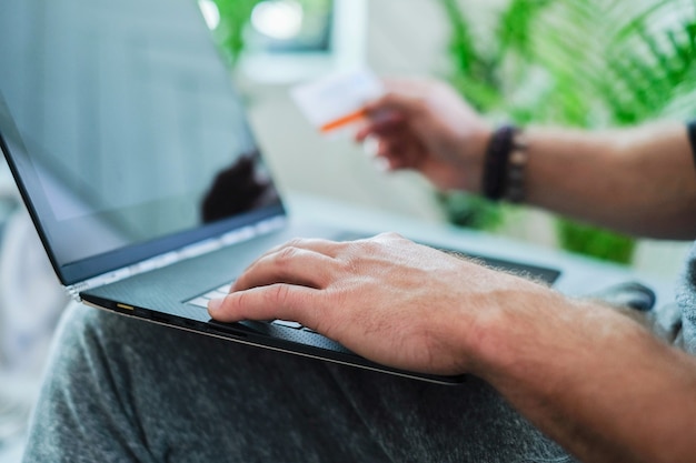 Lebensstil. Mann zu Hause mit Laptop