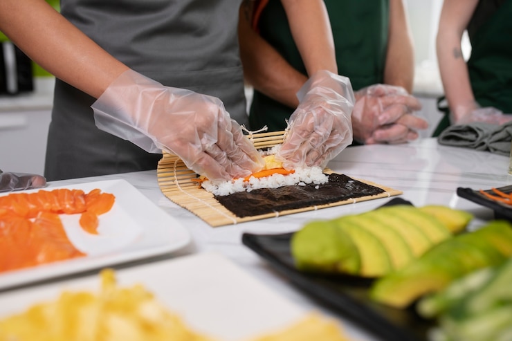 Kostenlose Foto lebensstil: menschen, die lernen, sushi zuzubereiten