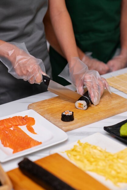 Lebensstil: Menschen, die lernen, Sushi zuzubereiten