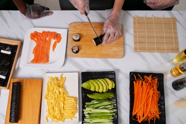 Lebensstil: Menschen, die lernen, Sushi zuzubereiten
