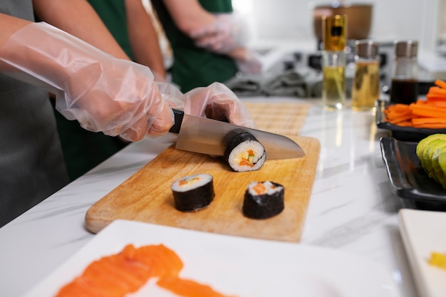 Lebensstil: Menschen, die lernen, Sushi zuzubereiten