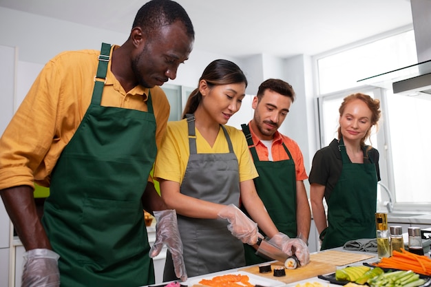 Lebensstil: Menschen, die lernen, Sushi zuzubereiten