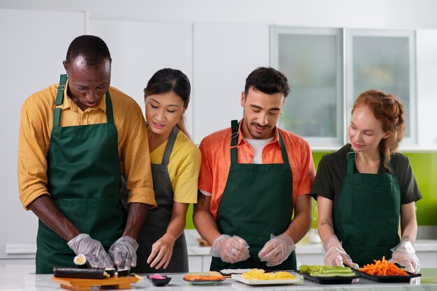 Lebensstil: Menschen, die lernen, Sushi zuzubereiten