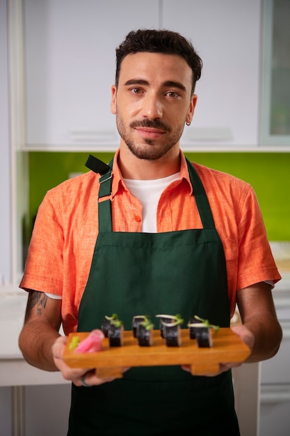 Kostenloses Foto lebensstil: menschen, die lernen, sushi zuzubereiten