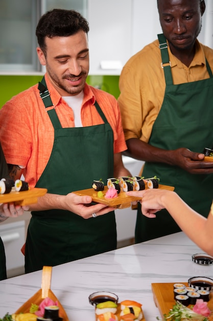 Kostenloses Foto lebensstil: menschen, die lernen, sushi zuzubereiten