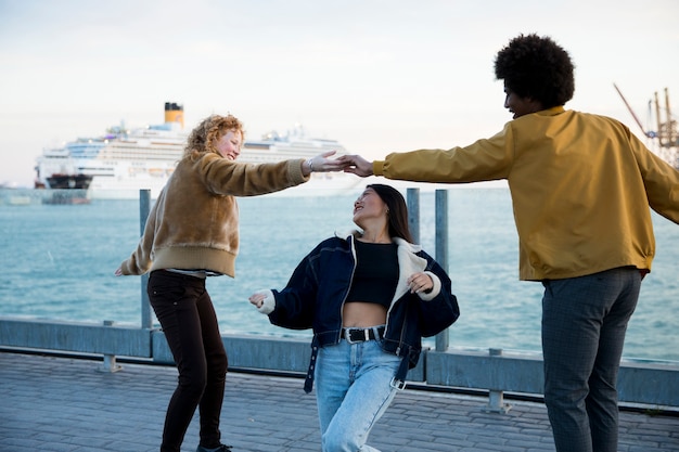 Kostenloses Foto lebensstil von jungen freunden draußen