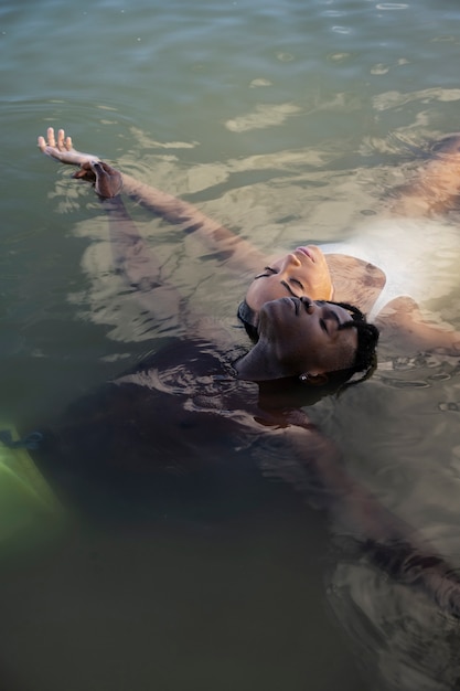 Kostenloses Foto lebensstil von menschen, die im see schwimmen