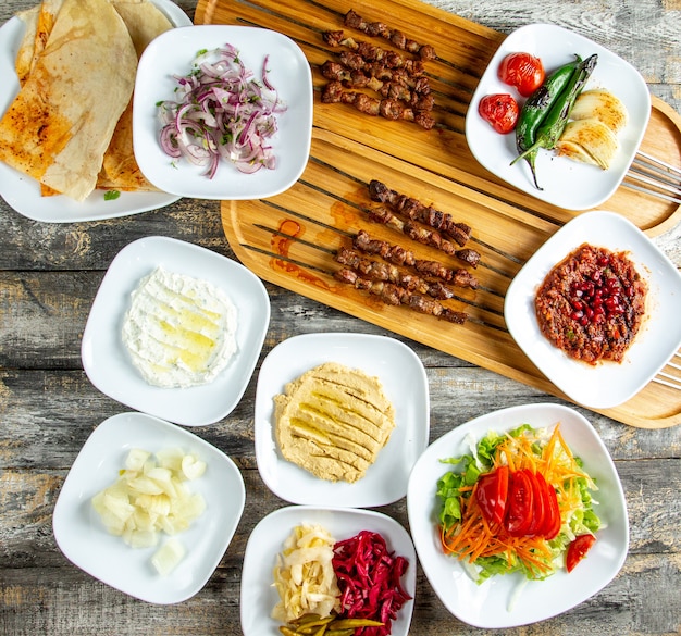 Leber Kebab mit Hummus Salat Hüttenkäse Adjika Zwiebel Draufsicht