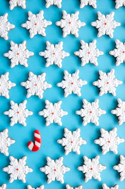 Kostenloses Foto lebkuchen in form von schneeflocken auf blauem hintergrund