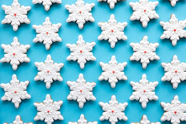 Lebkuchen in Form von Schneeflocken auf blauem Hintergrund