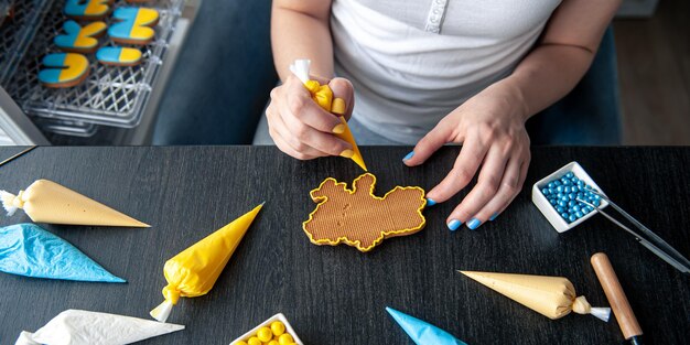 Lebkuchen in Form von ukrainischen handgemachten patriotischen Keksen