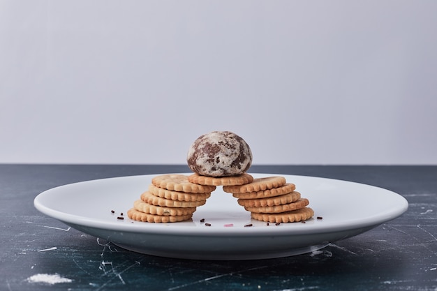 Lebkuchen und Cracker in einem weißen Teller.