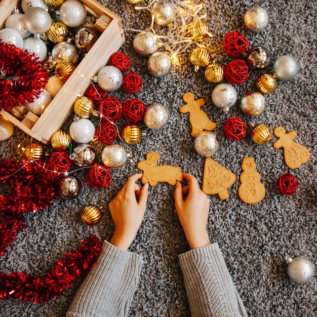 Lebkuchen und Weihnachtsdekoration mit den Händen