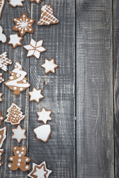 Lebkuchenplätzchen auf dem alten Holz