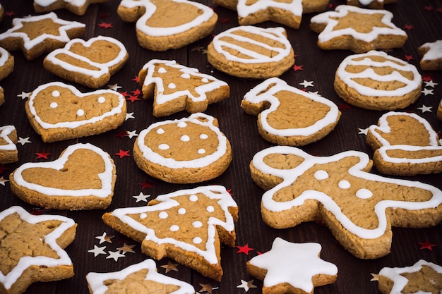 Lebkuchenplätzchenweihnachtsneues Jahr auf Holztischabschluß oben