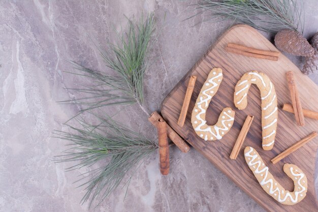 Lebkuchenstäbchenplätzchen mit Zimt auf Holzbrett.