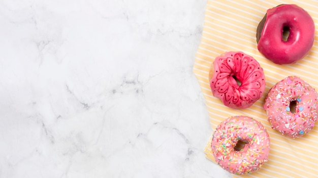 Kostenloses Foto lecker glasierte donuts kopieren platz