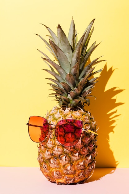 Kostenloses Foto leckere ananas mit sonnenbrille