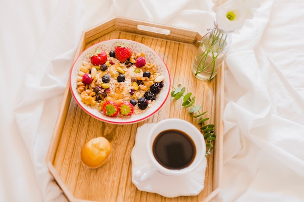 Leckere Anordnung der Morgenmahlzeit auf Tablett