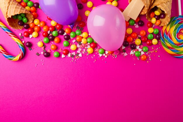 Leckere appetitliche Party-Accessoires auf hellem rosa Hintergrund