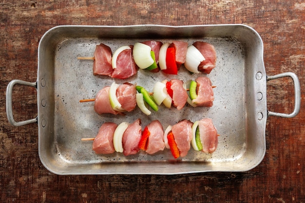 Kostenloses Foto leckere appetitliche rohe fleischspieße auf hölzernem vintage-hintergrund. nahansicht