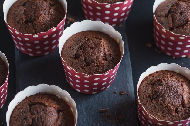 Leckere appetitliche Schokoladenmuffins in Tassen.