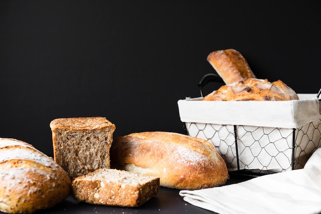 Leckere Arten von Brot und Korb Totale