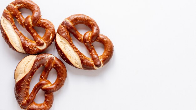 Leckere Bagel der Draufsicht mit Samen