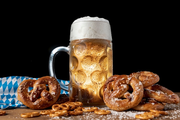 Kostenloses Foto leckere bayerische festival snacks auf einem tisch