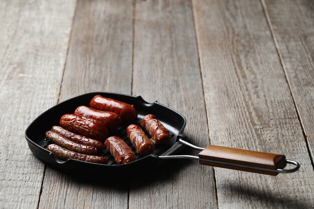 Leckere Bratwürste. Traditionelles deutsches Essen