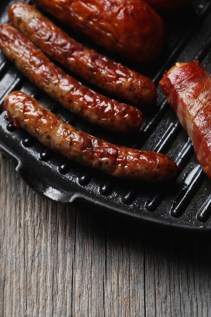 Leckere Bratwürste. Traditionelles deutsches Essen