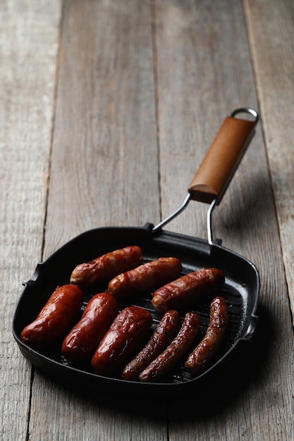 Kostenloses Foto leckere bratwürste. traditionelles deutsches essen